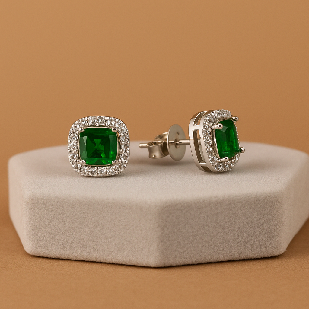 Emerald Aura Studs Free Size / 3.07 g