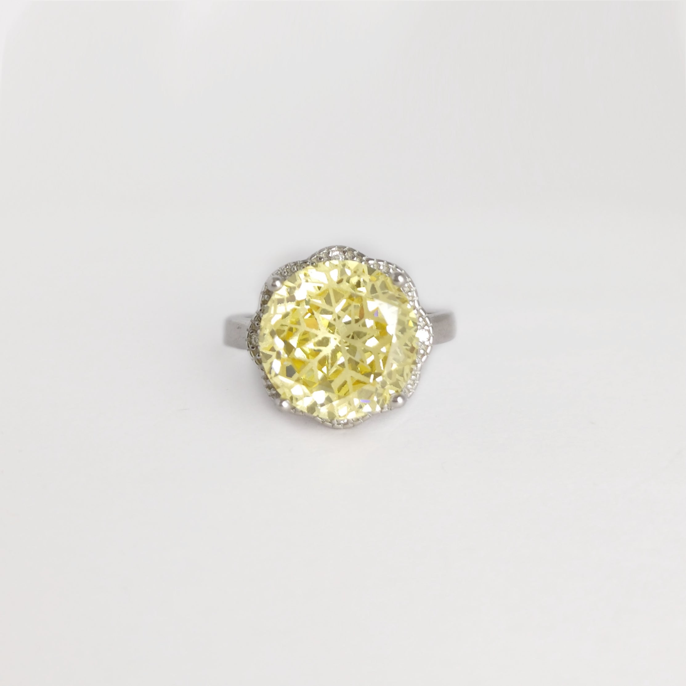 Frosty Radiance Ring 15 mm / 5.9 g