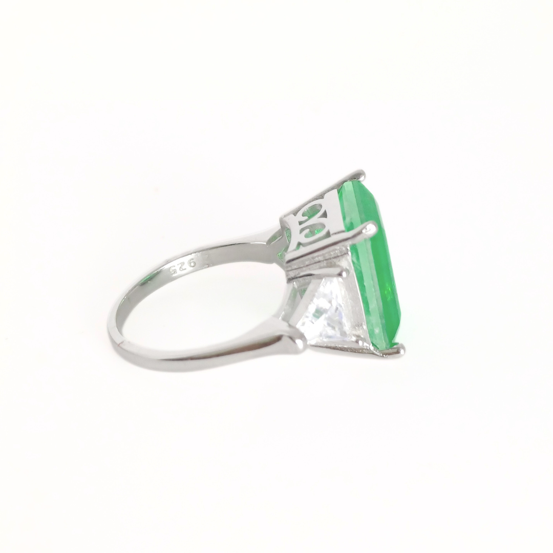 The Emerald Nexus Ring 17 mm / 5.94 g