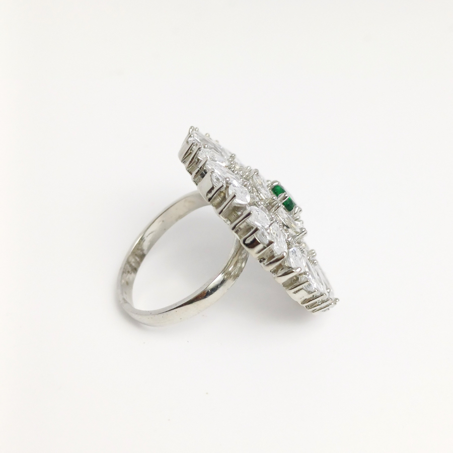 White Petal Emerald Ring Free Size / 10.12 g